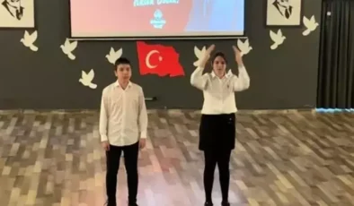 Ayvalık’ta İstiklal Marşı, İşaret Diliyle Canlandırıldı