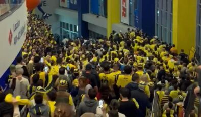 Taraftarlar basket maçında da aynı sloganı attı